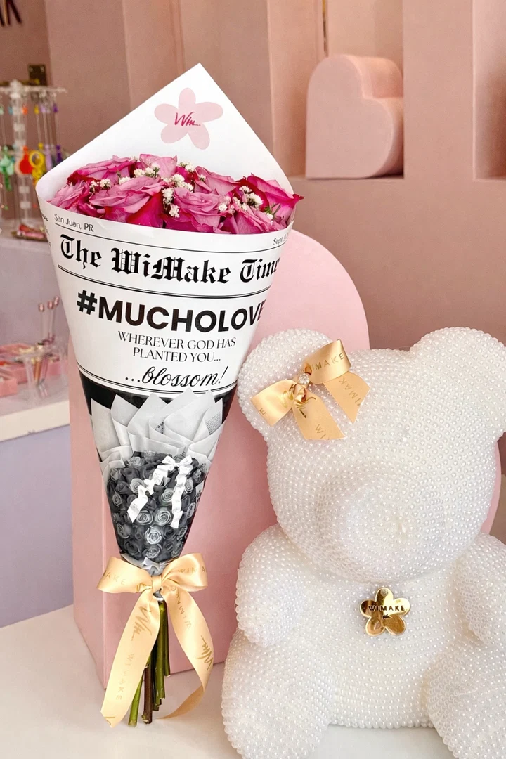 Bouquet WiMake Times junto a un oso decorativo