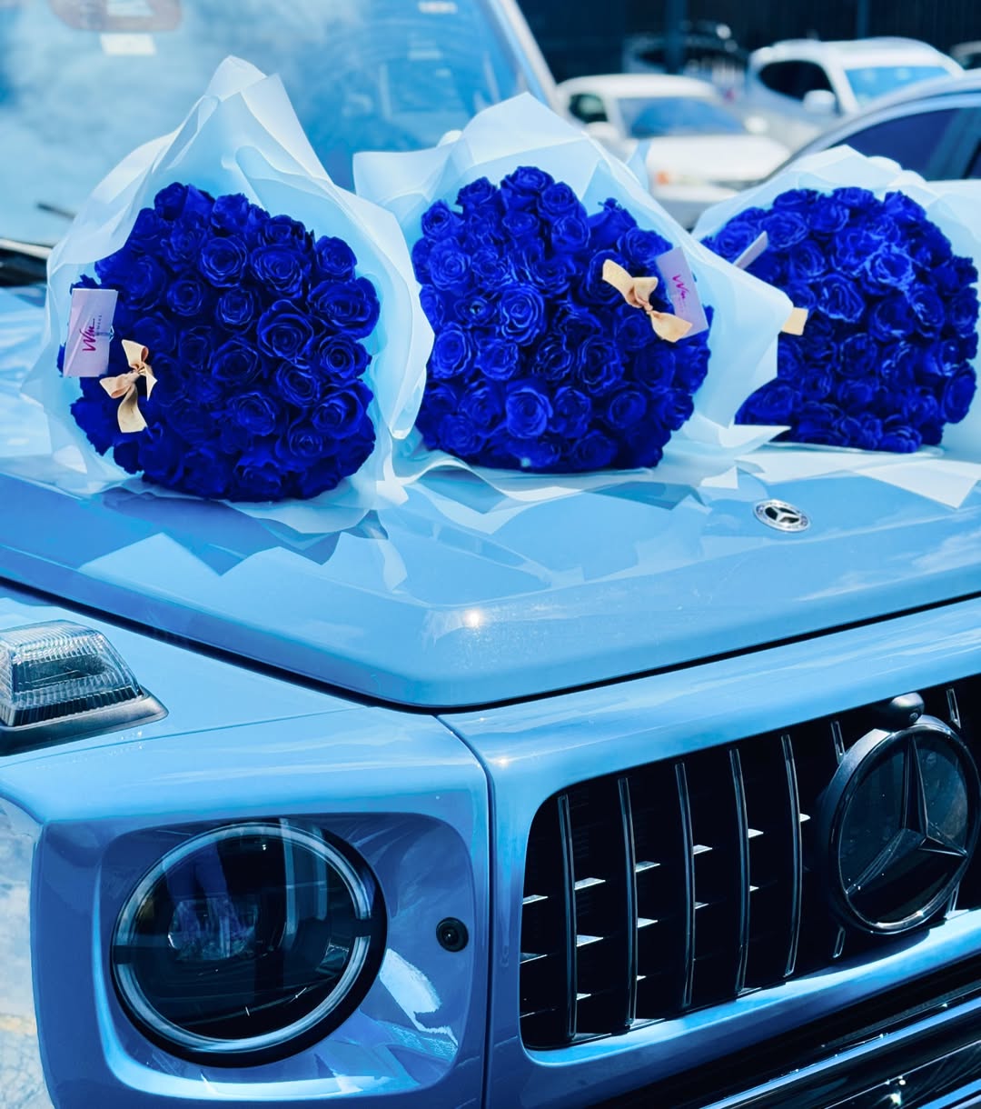 Tres bouquets azules de WiMake preparados para llegar a su destino